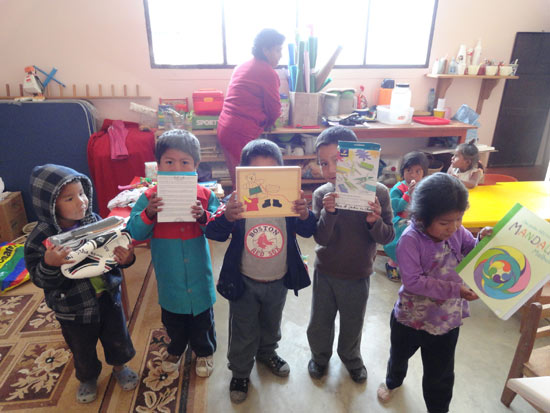 ak eine welt archiv schulkinder mit dingen